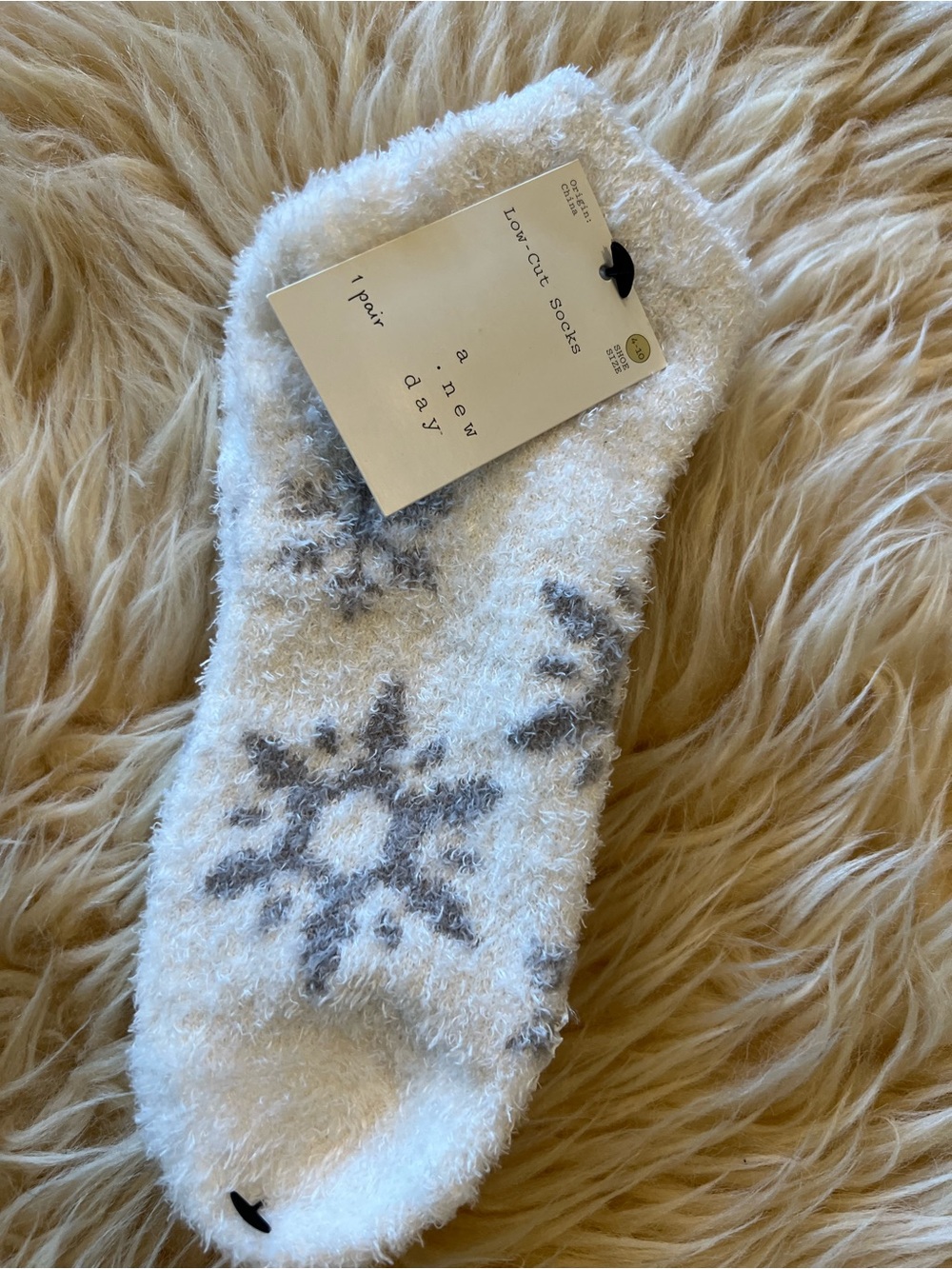 a new day White Plush Low-Cut Socks with Gray Snowflake Motif